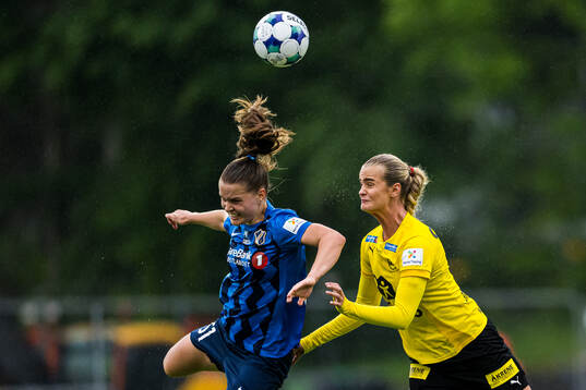 Iris Omarsdottir of Stabæk and Emma Braut Brunes of LSK