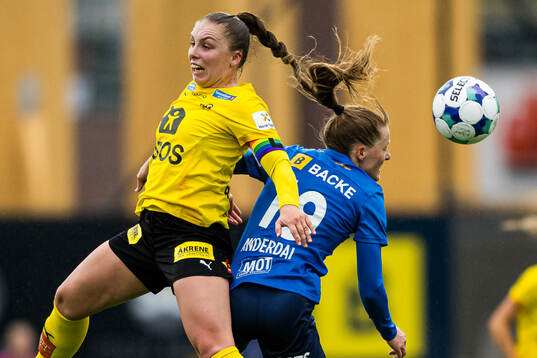Marte Bjelde Hjelmhaug of LSK Kvinner and Andrea Anderdal
