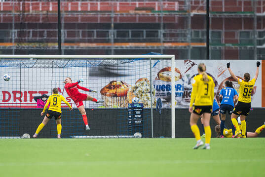 Kaia Bjelde Hjelmhaug of LSK Kvinner scores the 0-1 goal