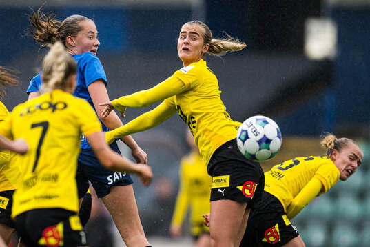 Mille Helland Flø of Stabæk and Emma Braut Brunes of LSK
