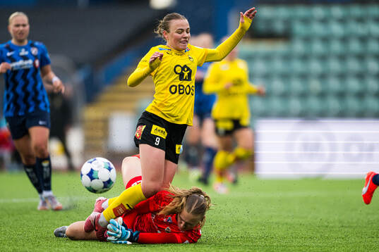 Mari Rosendal Nyhagen of LSK Kvinner and Sunniva Skoglund