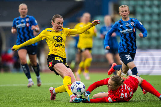 Mari Rosendal Nyhagen of LSK Kvinner and Sunniva Skoglund