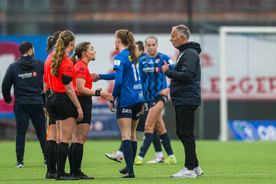 Karoline Marie Jensen, referee, and Jan Jönsson, head