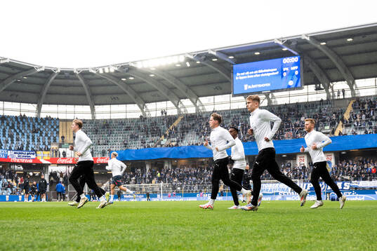 Malmös spelare springer in på arenan
