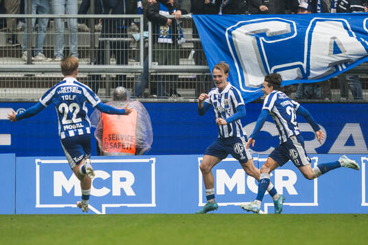IFK Göteborgs Noah Tolf och Max Fenger jublar med Kolbeinn