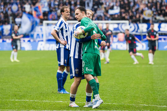 IFK Göteborgs målvakt Elis Bishesari jublar