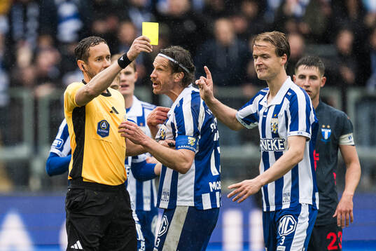 Domare Victor Wolf ger gult kort till IFK Göteborgs August