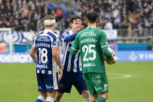 IFK Göteborgs Kolbeinn Thordarson klappar om målvakt Elis