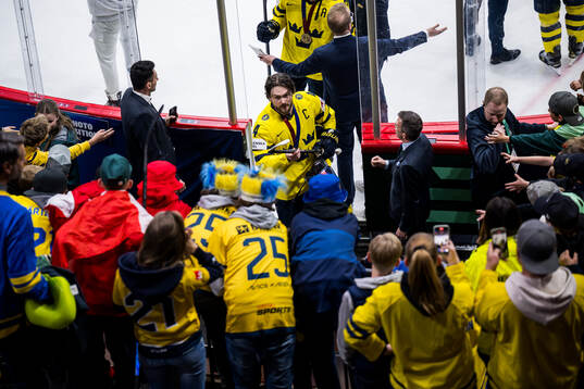 Rasmus Andersson of Sweden with his bronze medal