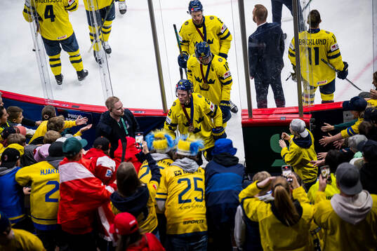 Lucas Raymond and Alexander Wennberg of Sweden with their