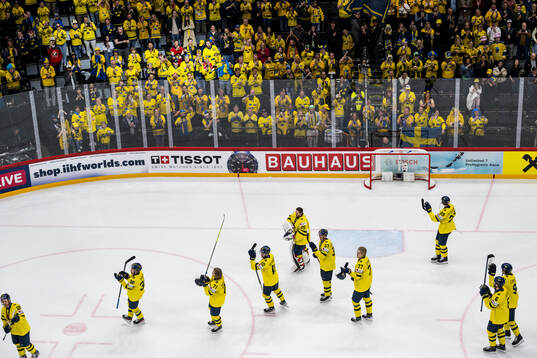 Players of Sweden recognize the spectators