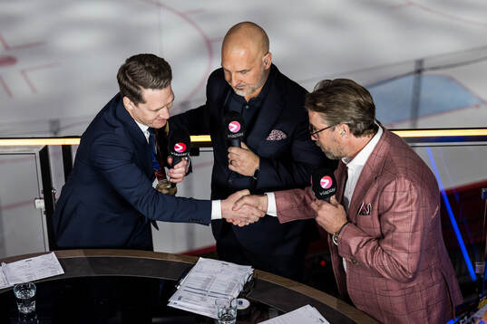 Head coach Sam Hallam of Sweden shake hands with Peter