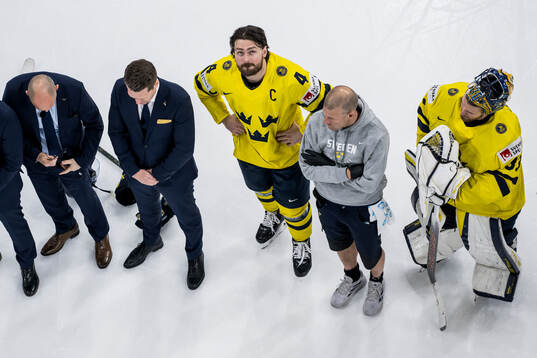 Head coach Sam Hallam, Rasmus Andersson anbd goaltender