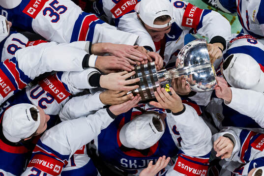 Players of USA celebrate with the trophy