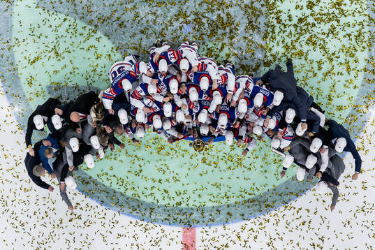 Players of USA celebrate with the trophy