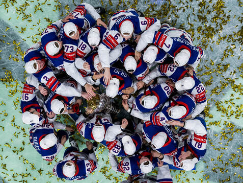 Players of USA celebrate with the trophy
