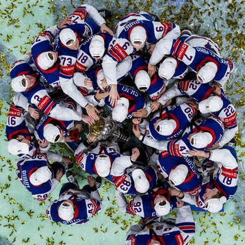 Players of USA celebrate with the trophy