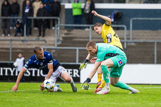 Halmstads Gustav Friberg och målvakt Tim Erlandsson mot