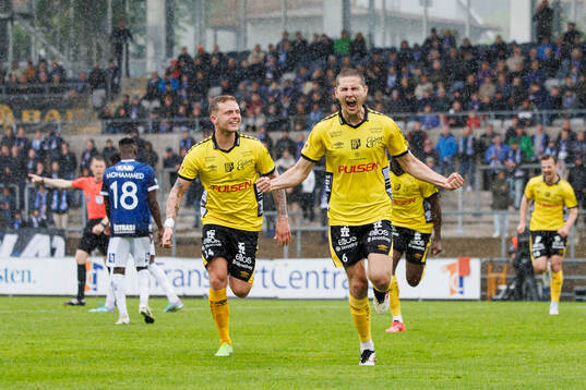 Elfsborgs Frederik Ihler och Rasmus Wikström jublar