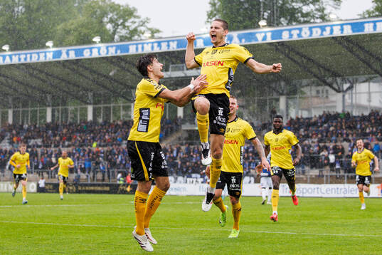 Elfsborgs Frederik Ihler och Rasmus Wikström jublar