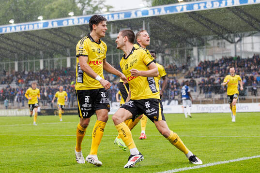 Elfsborgs Besfort Zeneli och Rasmus Wikström jublar