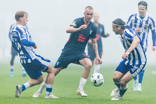 IFK Göteborgs Noah Tolf och Gustav Svensson mot Malmö FFs