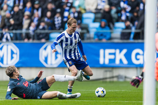 Malmö FFs Jens Stryger Larsen och IFK Göteborgs Max Fenger