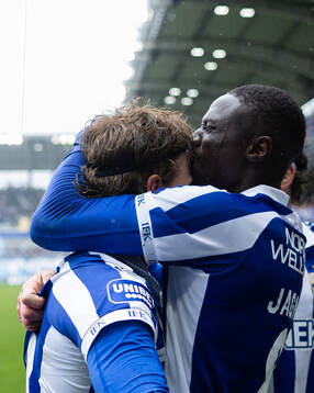 IFK Göteborgs Kolbeinn Thordarson jublar ihop med Imam