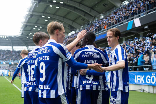 IFK Göteborgs Kolbeinn Thordarson jublar ihop med