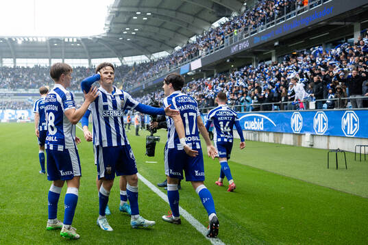 IFK Göteborgs Kolbeinn Thordarson jublar ihop med