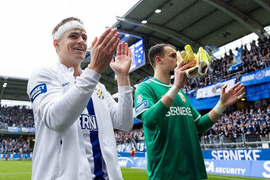 IFK Göteborgs Felix Eriksson och målvakt Elis Bishesari