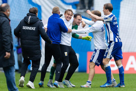 IFK Göteborgs målvakt Elis Bishesari jublar med