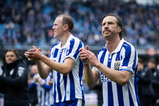 IFK Göteborgs Adam Carlén och Gustav Svensson tackar