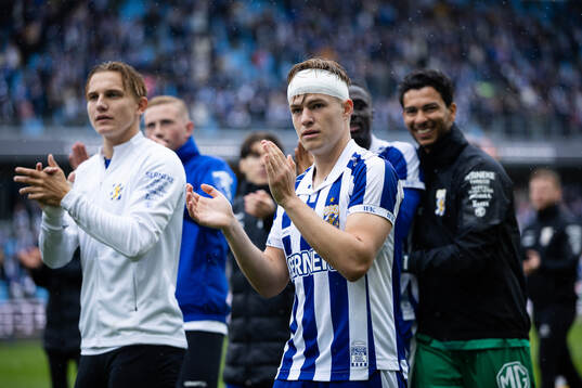 IFK Göteborgs Felix Eriksson tackar publiken