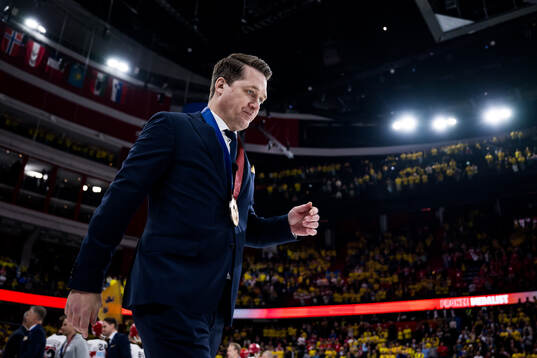 Head coach Sam Hallam of Sweden with his bronze medal