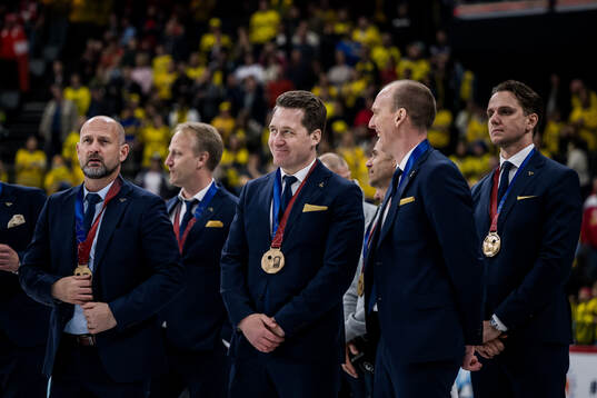 Head coach Sam Hallam of Sweden with his bronze medal
