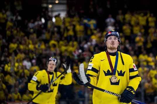 Jesper Frödén of Sweden with his bronze medal