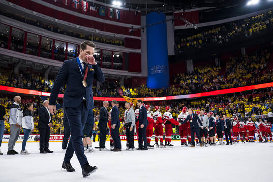 Head coach Sam Hallam of Sweden with his bronze medal