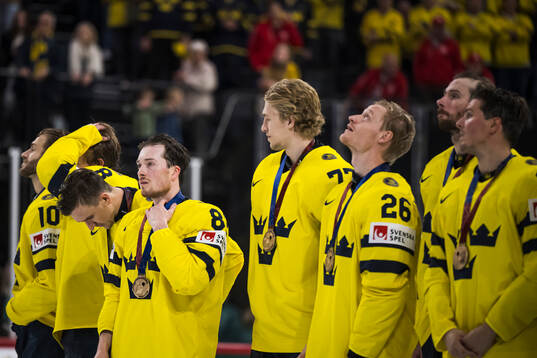 Jesper Frödén of Sweden with his bronze medal