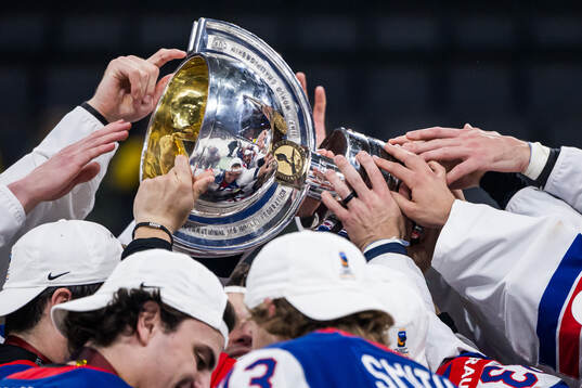 Players of USA celebrate with the trophy