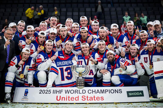 Players of USA celebrate with the trophy