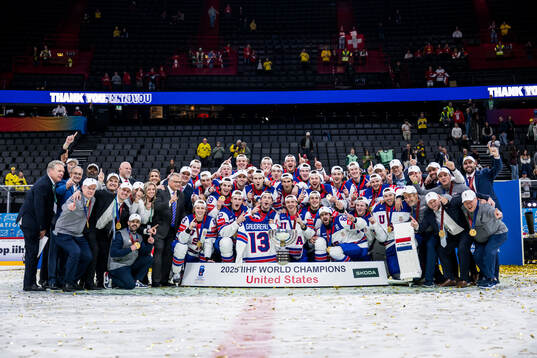 Players of USA celebrate with the trophy