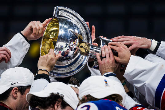 The players of USA celebrate with the trophy