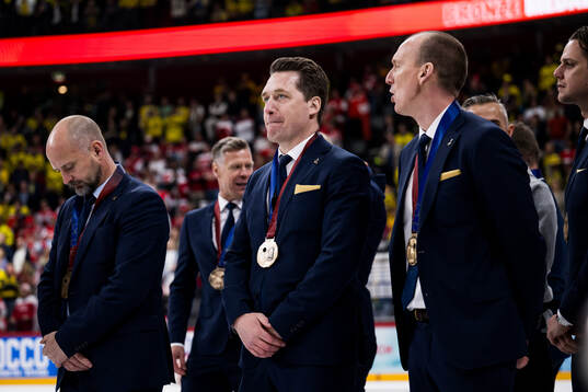 Head coach Sam Hallam of Sweden with his bronze medal