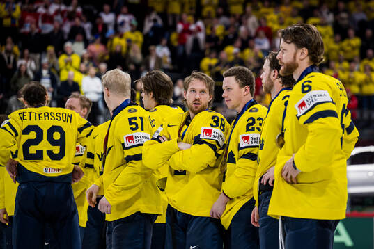 Rasmus Sandin and Lucas Raymond of Sweden with their bronze
