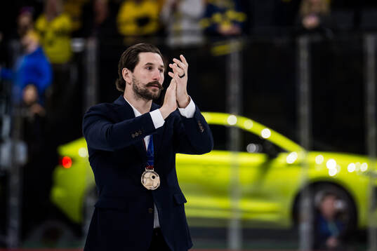 Filip Forsberg of Sweden with his bronze medal