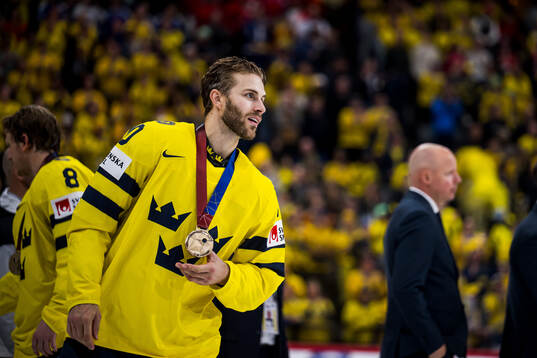 Alexander Wennberg of Sweden with the bronze medal