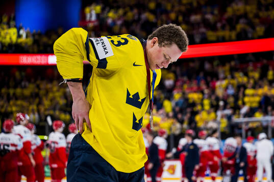 Lucas Raymond of Sweden with the bronze medal