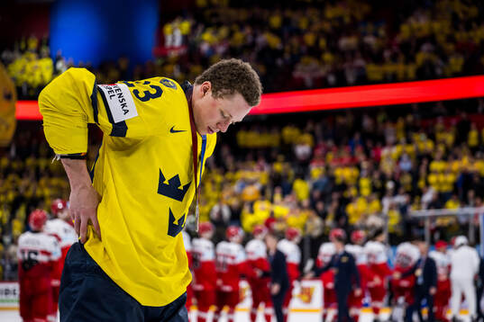 Lucas Raymond of Sweden with his bronze medal