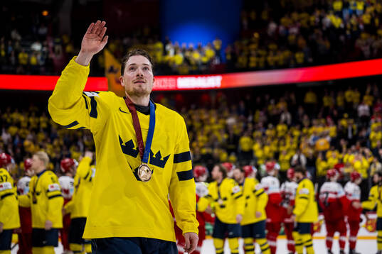 Jesper Frödén of Sweden with his bronze medal